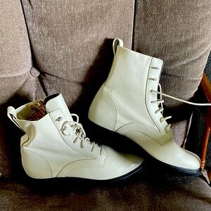 Women’s white Lace-Up Boots

Price drop